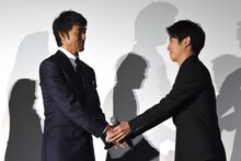 溝端淳平（右）と握手をする阿部寛（左）。