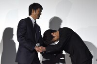 左から阿部寛、溝端淳平。