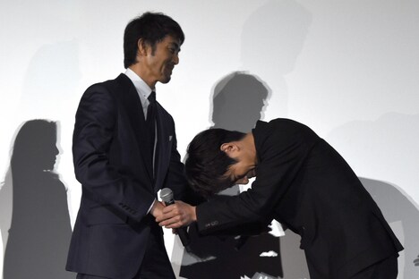 左から阿部寛、溝端淳平。