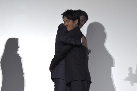 ハグをする阿部寛（左）と溝端淳平（右）。