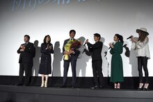 阿部寛（左から3人目）に拍手を送る登壇者たち。