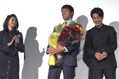 花束を抱えた阿部寛（中央）。