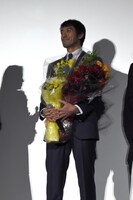 3つの花束を抱える阿部寛。