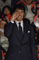 加賀恭一郎のポーズをとる阿部寛。