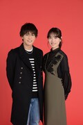 「崖っぷちホテル！」のキャスト。左から岩田剛典、戸田恵梨香。