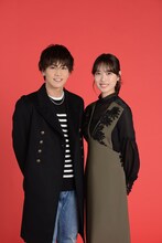 「崖っぷちホテル！」のキャスト。左から岩田剛典、戸田恵梨香。