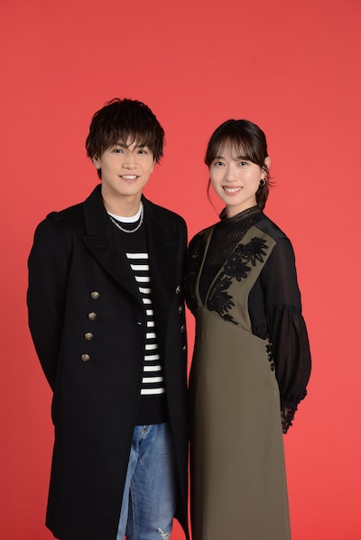 「崖っぷちホテル！」のキャスト。左から岩田剛典、戸田恵梨香。