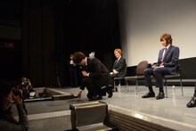 “1人クラウチングスタート”を披露する渡部秀（中央）。