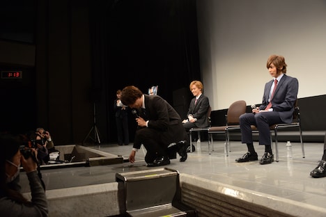 “1人クラウチングスタート”を披露する渡部秀（中央）。