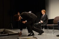 “1人クラウチングスタート”を披露する渡部秀。