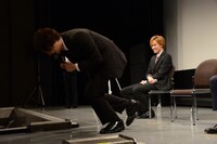 “1人クラウチングスタート”を披露する渡部秀。