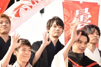 「曇天に笑う」“曇天祭り”プレミアイベントの様子。