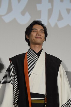 曇天に笑う 完成披露 天火役の福士蒼汰が大事にしたのは 笑顔でいること 写真16枚 コミックナタリー 曇天に笑う 完成披露 天火役の福士蒼汰が大事にしたのは 笑顔でいること 写真16枚 コミックナタリー