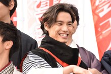 ファンへおひねりの飴を配る福士蒼汰。