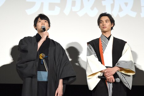 「曇天に笑う」完成披露舞台挨拶の様子。