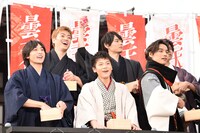 ファンへおひねりの飴を配るキャストたち。