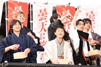 ファンへおひねりの飴を配るキャストたち。