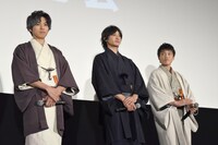 「曇天に笑う」完成披露舞台挨拶の様子。