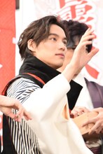 ファンへおひねりの飴を配る福士蒼汰。