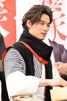 ファンへおひねりの飴を配る福士蒼汰。