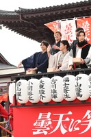 山車に乗って登場したキャストたち。