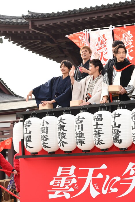 山車に乗って登場したキャストたち。