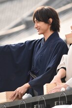 ファンへおひねりの飴を配る小関裕太。