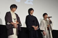 「曇天に笑う」完成披露舞台挨拶の様子。