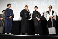 中山優馬に選ばれ、喜ぶ大東駿介（左から3番目）。