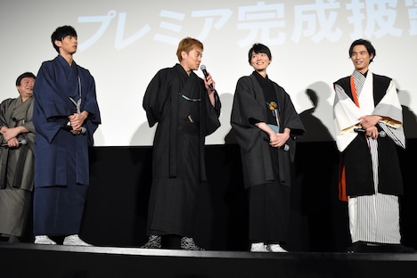 中山優馬に選ばれ、喜ぶ大東駿介（左から3番目）。