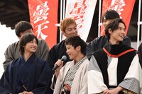 「曇天に笑う」“曇天祭り”プレミアイベントの様子。