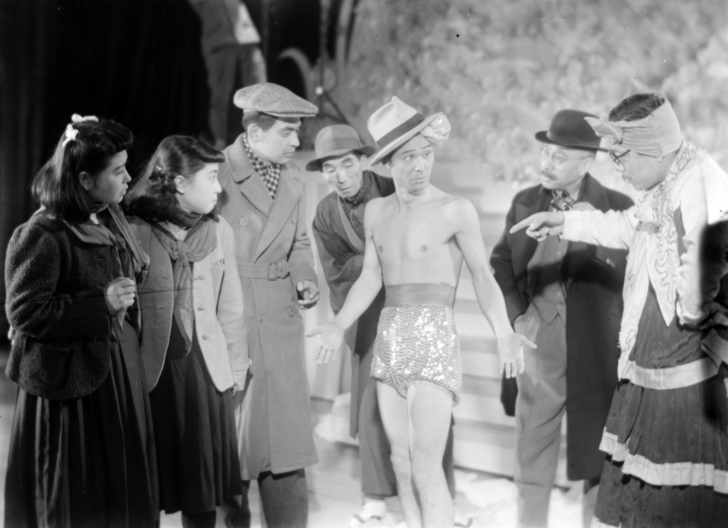 「ニコニコ大会 追ひつ追はれつ」 (c)1946松竹株式会社