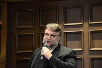 歌い出すギレルモ・デル・トロ。
