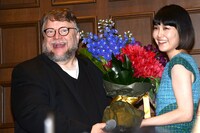 「シェイプ・オブ・ウォーター」会見にて、左からギレルモ・デル・トロ、菊地凛子。