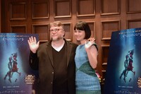 左からギレルモ・デル・トロ、菊地凛子。