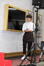 ステージに向かって歩く深川麻衣。