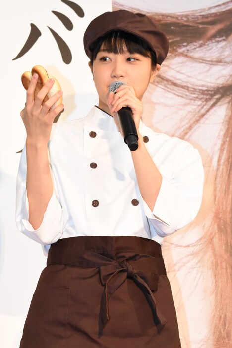 くまさんパンを眺める深川麻衣。