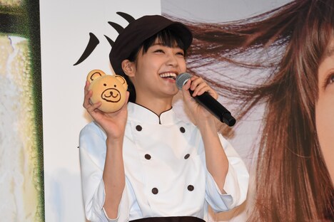 くまさんパンをアピールする深川麻衣。