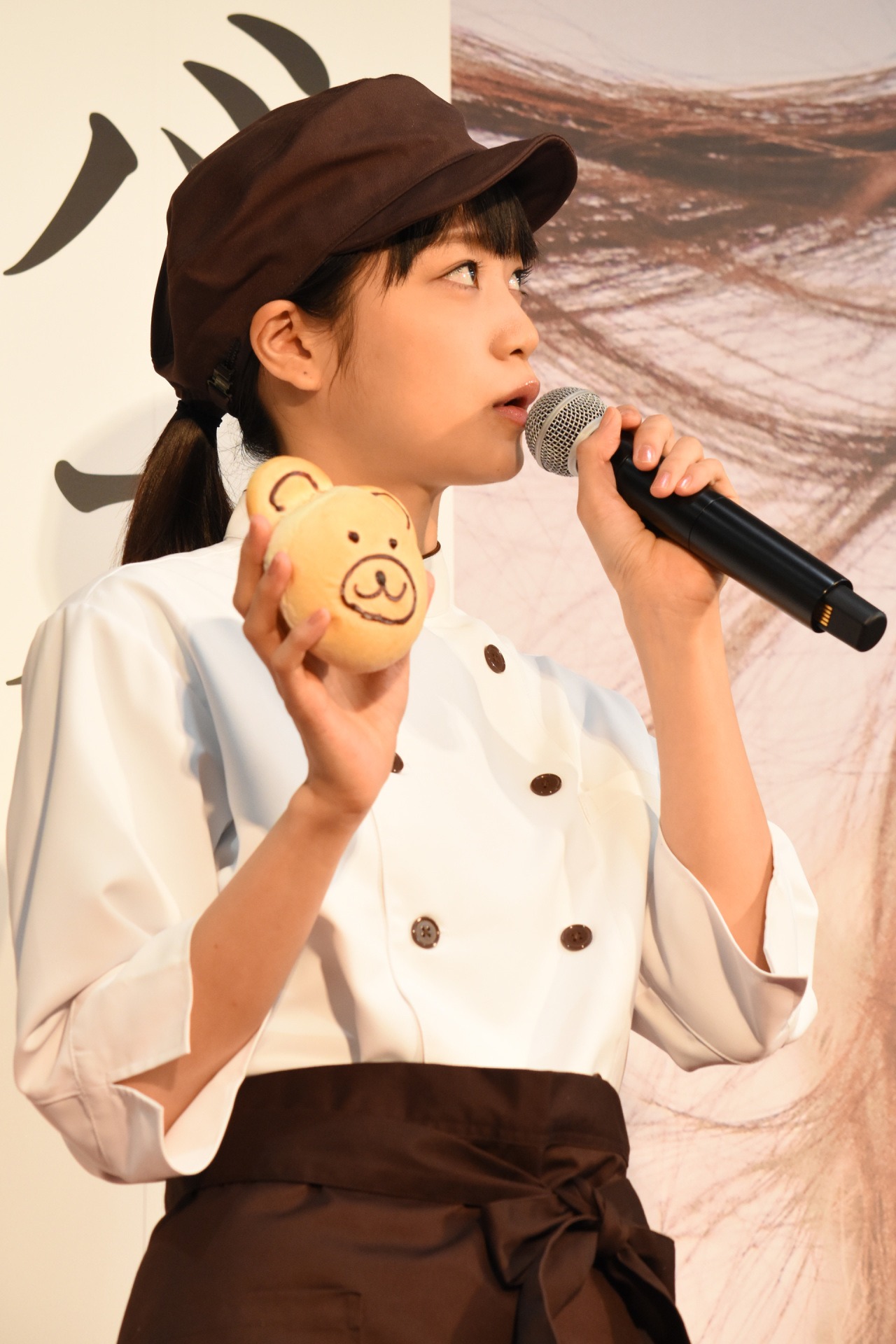 くまさんパンを持ちながら話す深川麻衣。