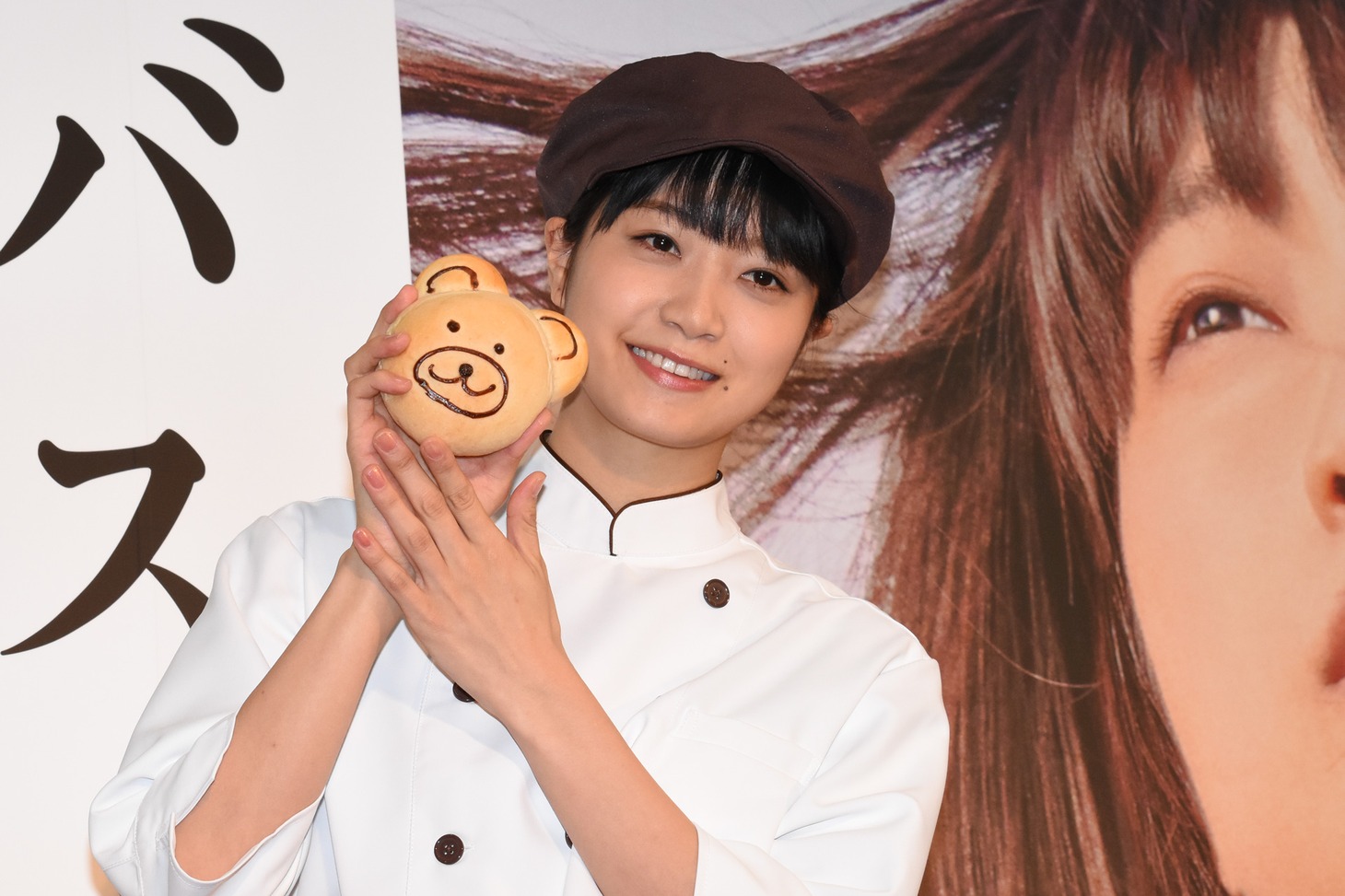 くまさんパンをアピールする深川麻衣。