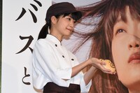 くまさんパンをアピールする深川麻衣。