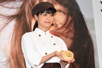 くまさんパンをアピールする深川麻衣。