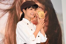 くまさんパンをアピールする深川麻衣。