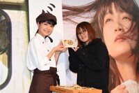 ファンにくまさんパンを手渡す深川麻衣。