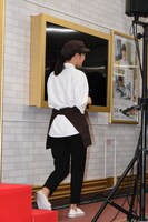 深川麻衣の後ろ姿。