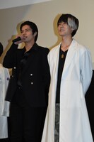 左から岩永徹也、松本享恭。