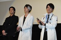 左から岩永徹也、松本享恭、瀬戸利樹。