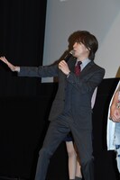 「絶版おじさん、貴水博之だー！」と自己紹介する貴水博之。