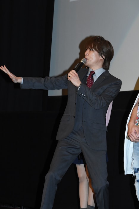 「絶版おじさん、貴水博之だー！」と自己紹介する貴水博之。