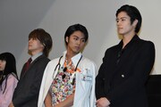左から貴水博之、小野塚勇人、岩永徹也。